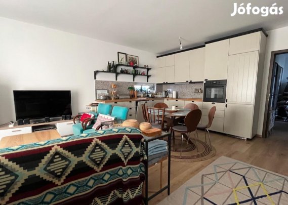 Eladó 79 nm-es Újszerű állapotú tégla lakás Velence Karnevál körút .