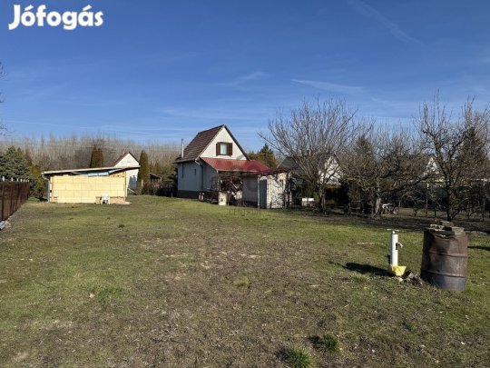 Eladó 800 nm-es telek Mikebudán, hétvégi házas üdülőövezetben  szerke