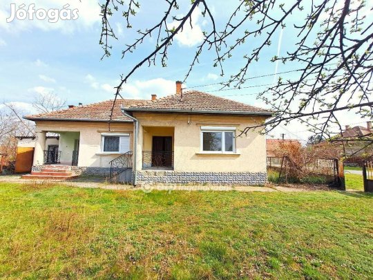Eladó 80 nm-es ház Abony