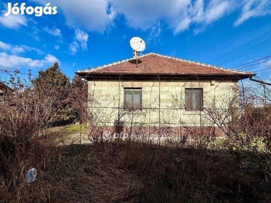 Eladó 80 nm-es ház Cegléd