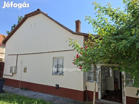 Eladó 80 nm-es ház Hajdúböszörmény