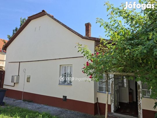 Eladó 80 nm-es ház Hajdúböszörmény