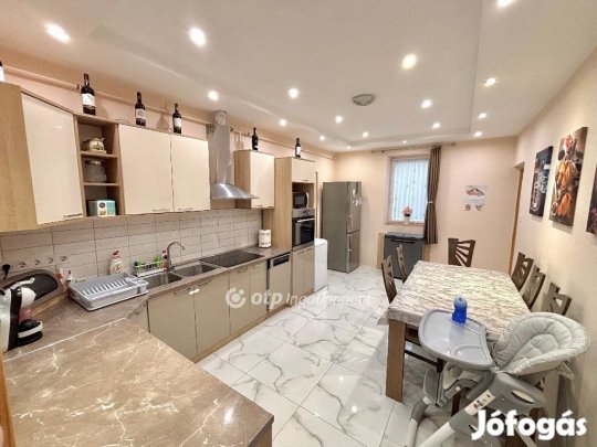 Eladó 80 nm-es lakás Paks