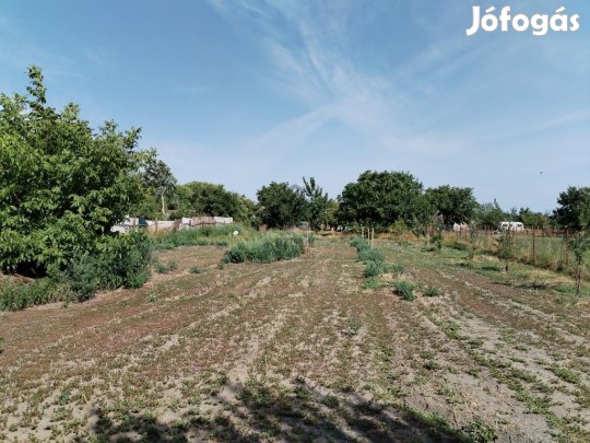 Eladó 815 nm-es telek Törtel