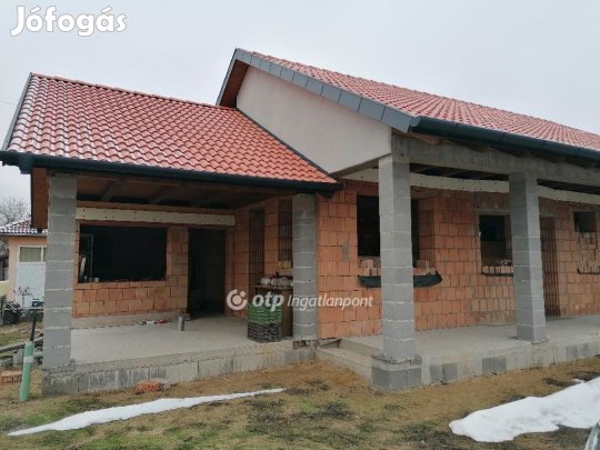 Eladó 81 nm-es ház Cegléd