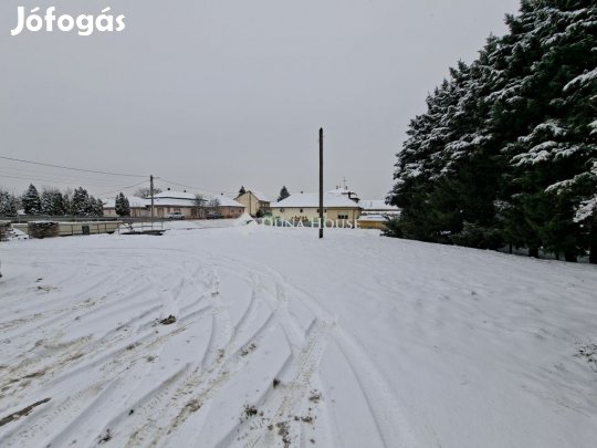 Eladó 820 nm-es telek Dány