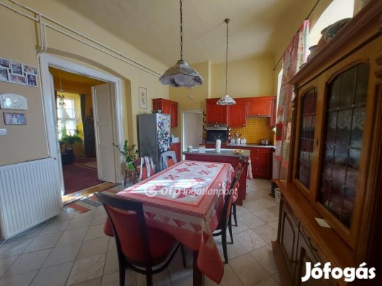 Eladó 84 nm-es lakás Pécs