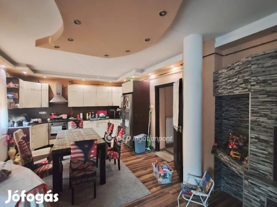 Eladó 85 nm-es ház Szolnok