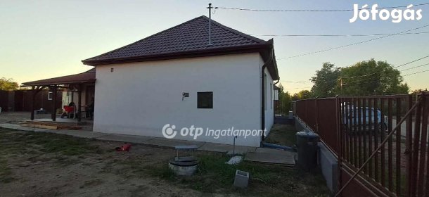Eladó 86 nm-es ház Tura
