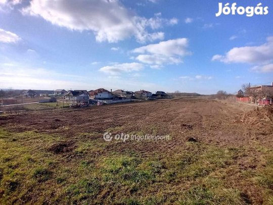 Eladó 870 nm-es telek Dány