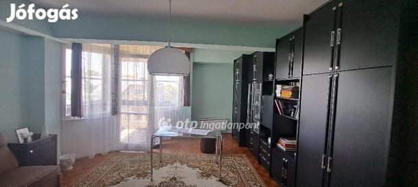 Eladó 88 nm-es lakás Mezőhegyes