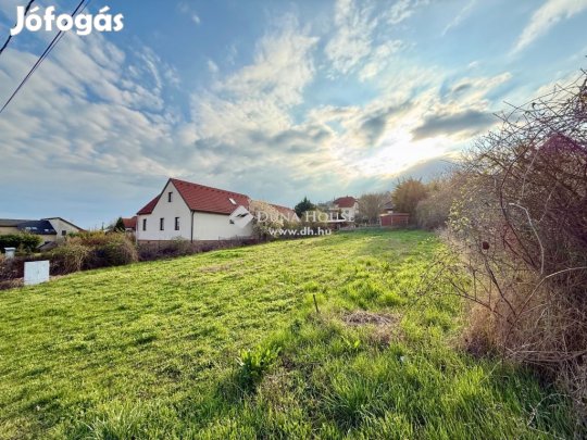 Eladó 890 nm-es telek Felsőörs
