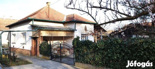 Eladó 90 m2-es családi ház 894 m2-es telken Algyőn