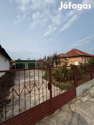 Eladó 90 m-es téglaház Orosházán