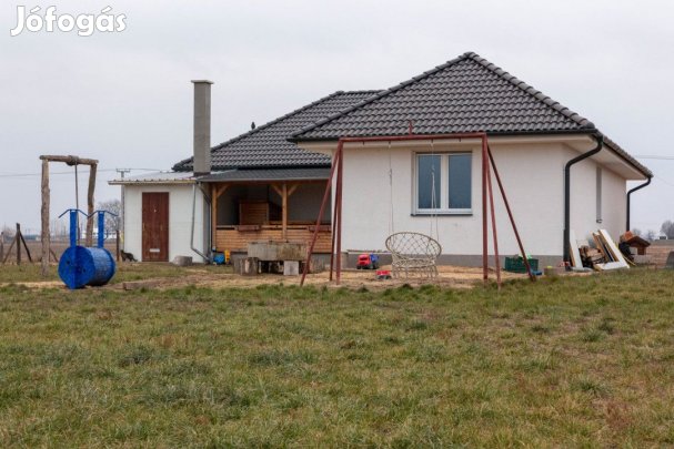 Eladó 90 nm-es Tanya Mikepércs