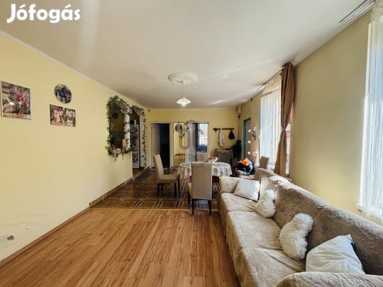 Eladó 90 nm-es lakás Cegléd