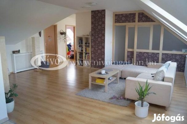 Eladó 90 nm-es tégla lakás Veszprém