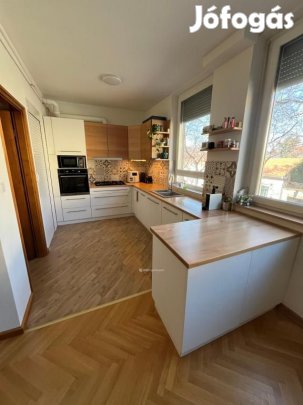 Eladó 91 nm-es lakás Pécs