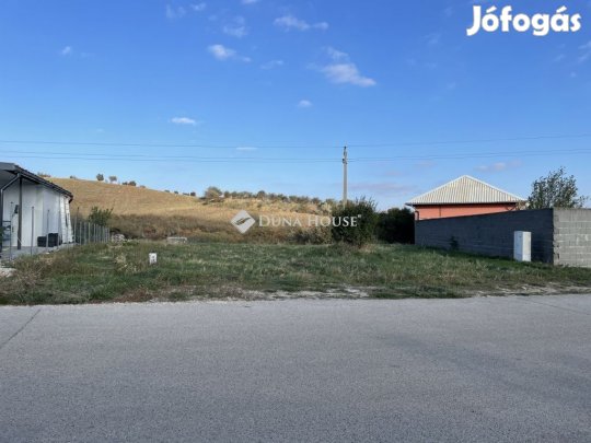 Eladó 927 nm-es telek Várpalota