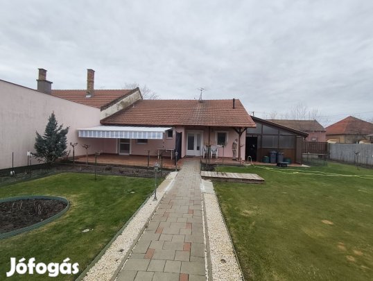 Eladó 92 m2 családi ház, Csongrád