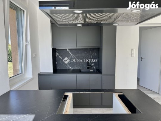 Eladó 92 nm-es lakás Pécs