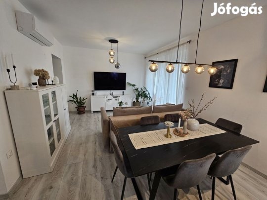 Eladó 92 nm-es lakás Pécs