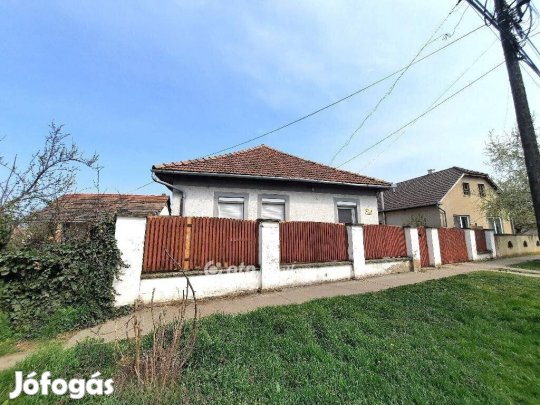 Eladó 98 nm-es ház Abony