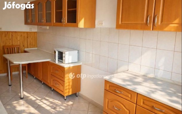 Eladó 98 nm-es lakás Ajka