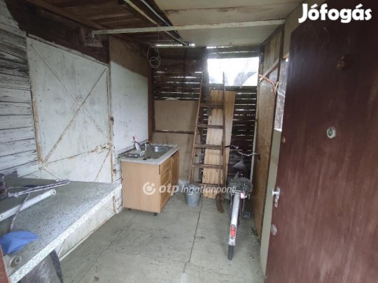 Eladó 995 nm-es telek Szekszárd