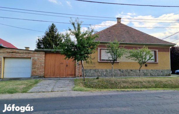 Eladó 99 nm-es ház Cegléd