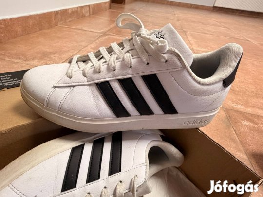 Eladó 9,5-es adidas cipő