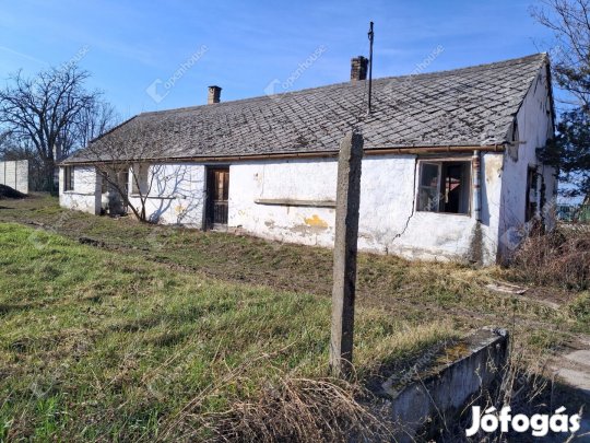 Eladó Ács szívében egy felújítandó vagy bontandó családi ház telekkel