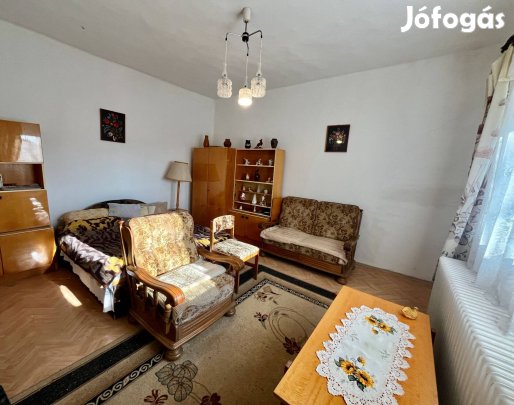 Eladó Álmosd központjához közeli utcában egy 50 nm-es családi ház!