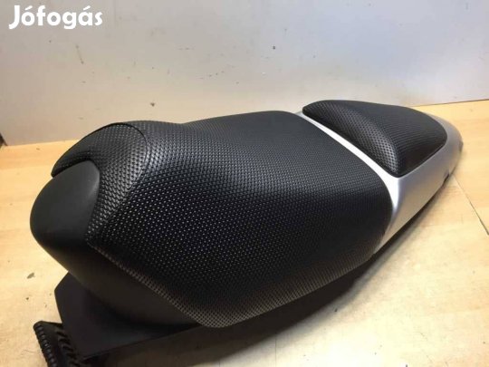Eladó Aprilia Sr 50 Ülés ( Kör Sr ) Fekete ( Újrahúzott )06723
