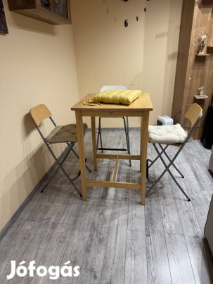 Eladó Bárasztal két bárszékkel