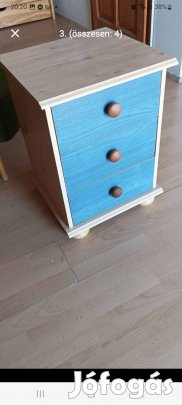 Eladó Bútorok ágy,éjjeli szekrény hifi állvány