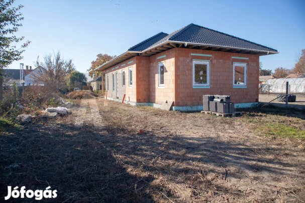 Eladó Deszken új építésű, földszintes családi ház.