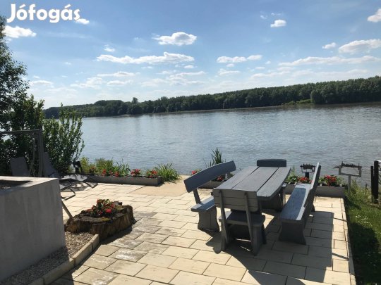 Elado Dunaparti modernizalt kétszintes nyaraló, sajat steggel