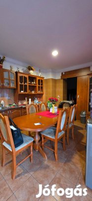 Eladó Dunaújvárosban egy 120 nm-es, 3 szobás, jó állapotú családi ház