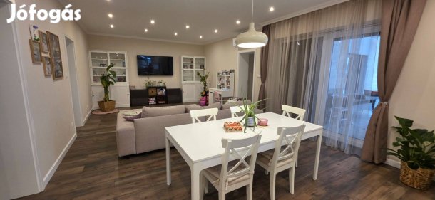 Eladó Dunaújvárosban egy 145 nm-es, 4 szobás, Felújított családi ház