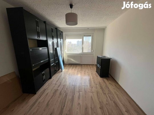 Eladó Dunaújvárosban egy 35 nm-es, 1 szoba + étkezős panel lakás