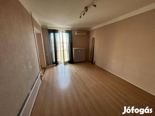 Eladó Dunaújvárosban egy 35nm-es,1 szoba+étkezős,4.emeleti panel lakás