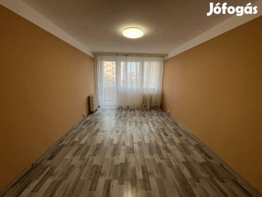 Eladó Dunaújvárosban egy 53 nm-es, 2 szobás, erkélyes panel lakás