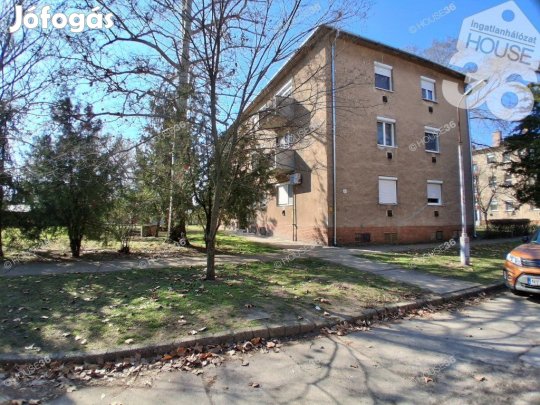 Eladó Első emeleti felújított lakás!