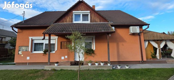 Eladó Ercsiben egy 151 nm-es, 6 szobás, 2 szintes családi ház