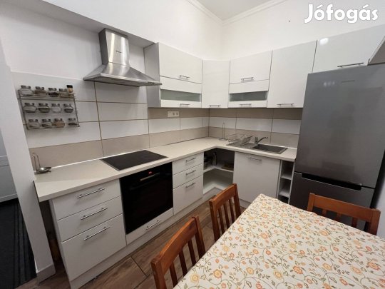 Eladó Felújított Földszinti Lakás