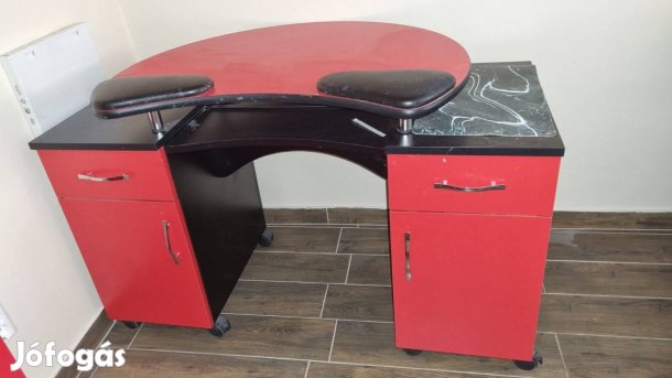 Eladó Gurulós Műkörmös Asztal (Manikűr Asztal)