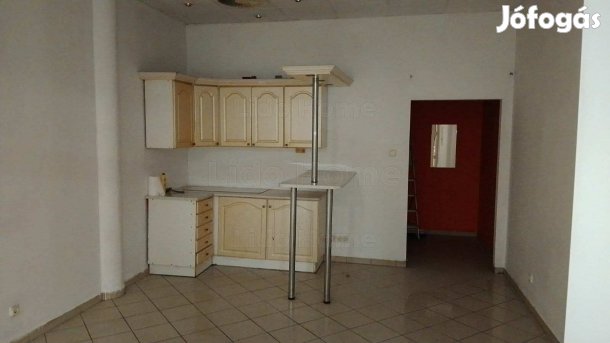 Eladó Gyenesdiáson egy lakásnak átalakított üzlethelység.