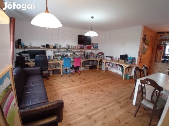 Eladó Győrszemere csendes utcájában egy részben felújított családi