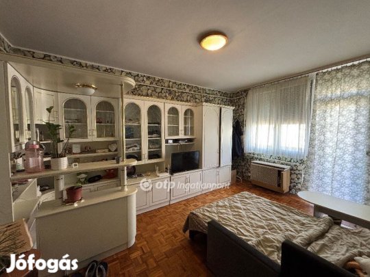Eladó Gyula Budapest-körúton 2 szobás, erkélyes lakás!